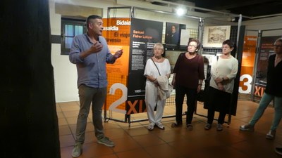 Mikel Alberdi el la inauguración de la exposición temporal