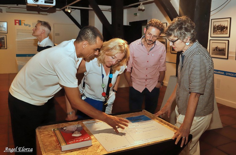 Visita guiada con Ahmed Zaidani a la exposiicón Rif 1923. Fotografías de Eustaqui Berriochoa Elgarresta