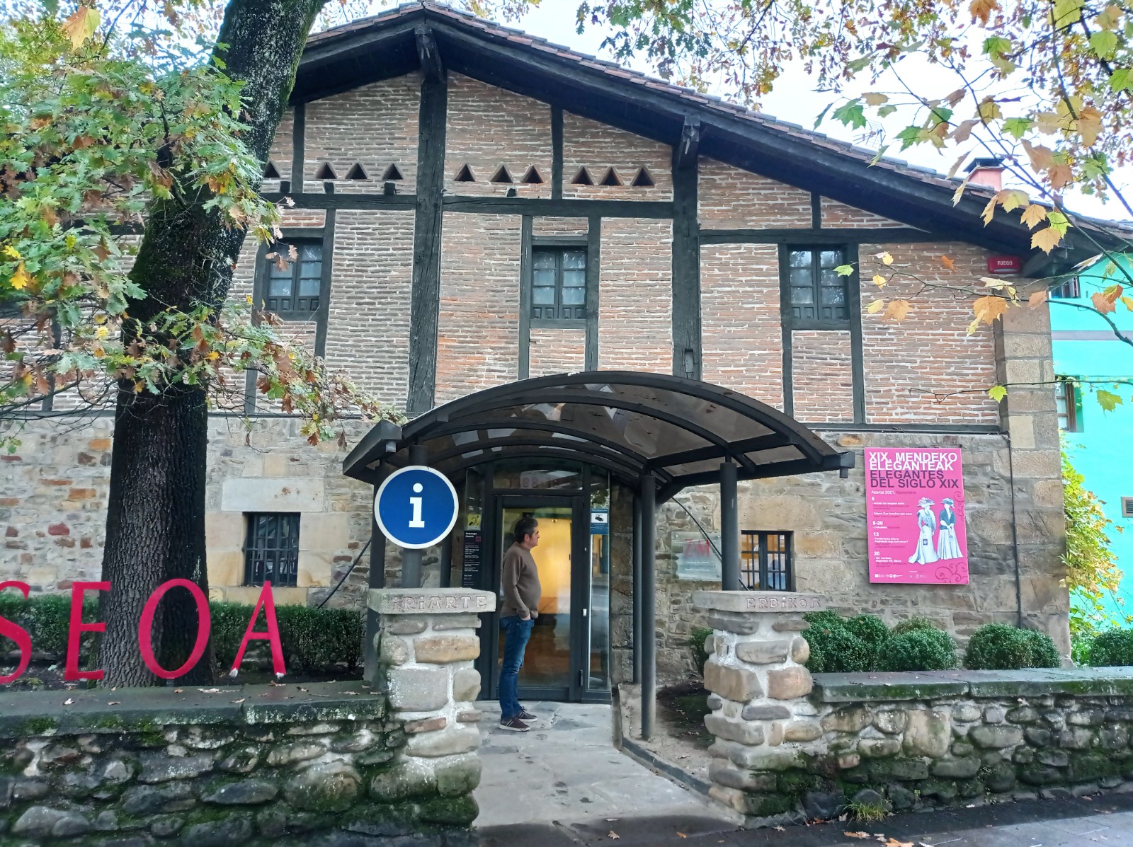 Museo ataria XIX. mendeko eleganteen kartelarekin
