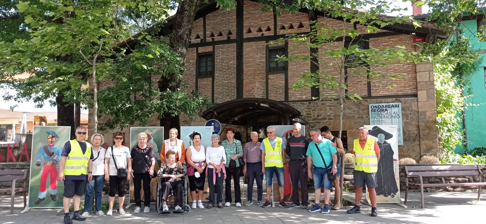 Jubilados del grupo de Ttipi Ttapa de Ormaiztegi a primera hora de la mañana en el Museo Zumalakarregi