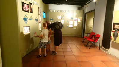 Familia visitando el museo con el folleto familiar