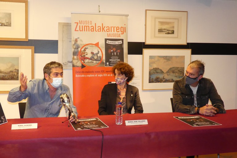 De izquierda a derecha: Mikel Alberdi responsable del Centro de Documentación del Museo Zumalakarregi, María José Tellería Directora de Cultura de la Diputación Foral de Gipuzkoa y Jon Maia cantante del grupo Hezurbeltzak.