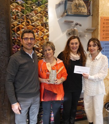 De izquierda a derecha: Jon Enrique alcalde de Ormaiztegi, Yenny Vaca del bar Eskola zahar ganadora del premio, Elixabete Ormazabal ganadora del sorteo y Eider Arruti encargada de comunicación del Museo