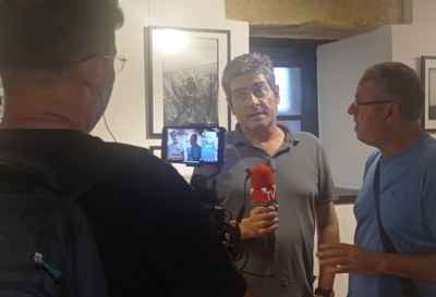 Visita de rifeños a la exposición temporal.