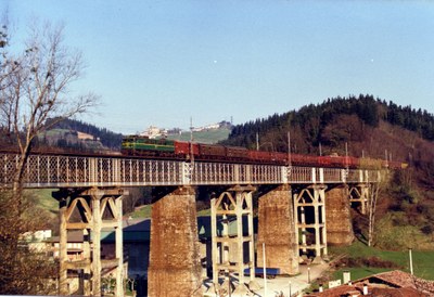 viaducto de Ormaiztegi con los pilares de cemento armado