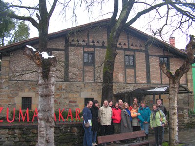 Visitantes de un Euskaltegi en frente del Museo Zumalakarregi