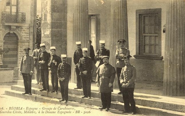 Mikelete en la aduana de Behobia, entre carabineros y guardias civiles.