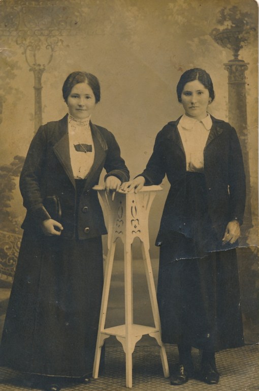 A la izquierda de la fotografía Jesusa Arratibel y su hermana Gregoria a la derecha. Colección Ángela Urrestarazu