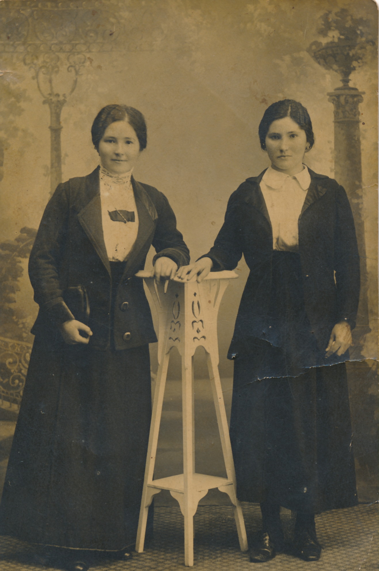 A la izquierda de la fotografía Jesusa Arratibel y su hermana Gregoria a la derecha. Colección Ángela Urrestarazu