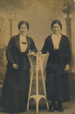 A la izquierda de la fotografía Jesusa Arratibel y su hermana Gregoria a la derecha. Colección Ángela Urrestarazu