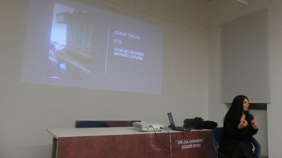 Ane Albisu Elena Tuduriren lana eta Goikoetxeako ehun bildumaren lotura azaltzen