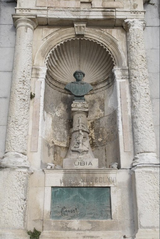 Gaur betetzen dira 153 urte Aita Mari itsasgizon zumaiarrak galerna batek harrapatutako bi txalupa laguntzen ari zela bizia galdu zuenetik. Hona hemen bere biografia laburra.